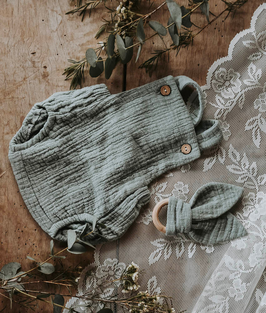 Strampler, Kranz und Geschenkgutschein für Neugeborenenfotografie