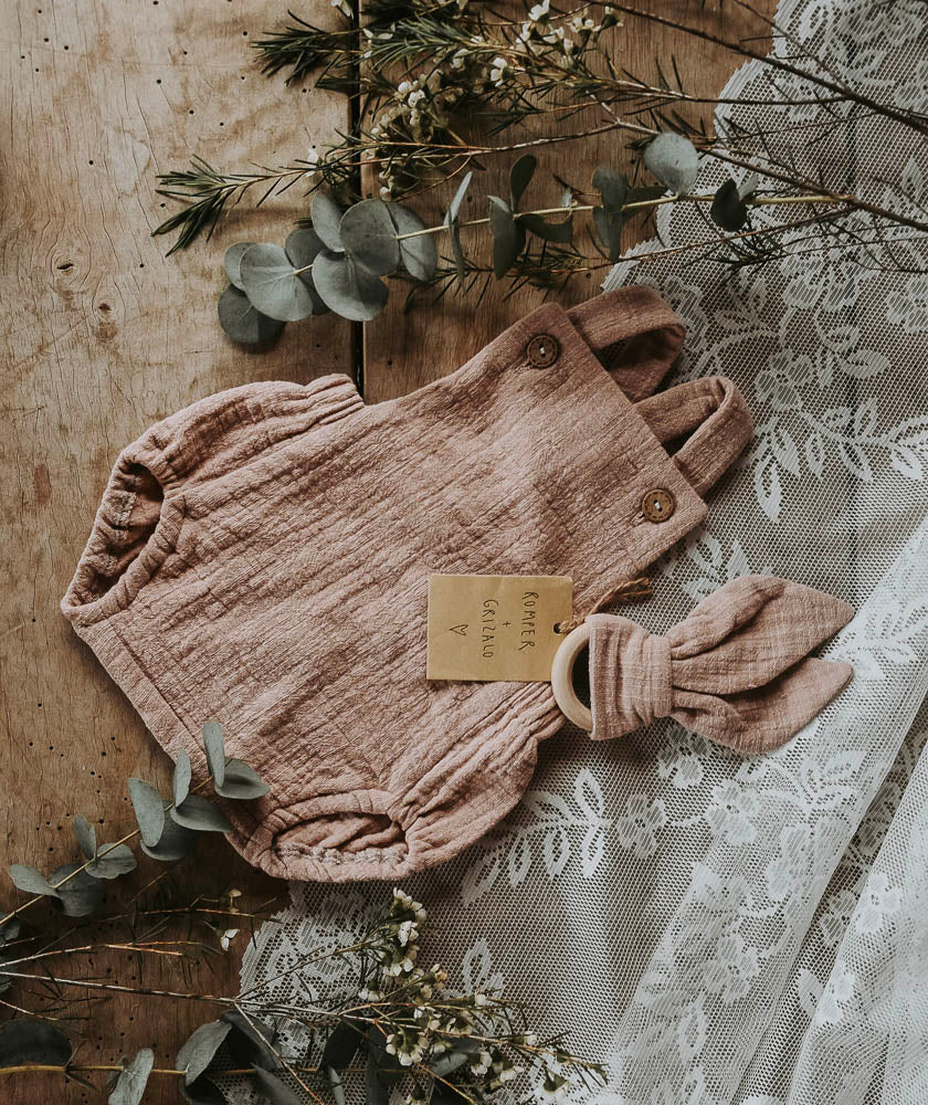 Strampler, Kranz und Geschenkgutschein für Neugeborenenfotografie