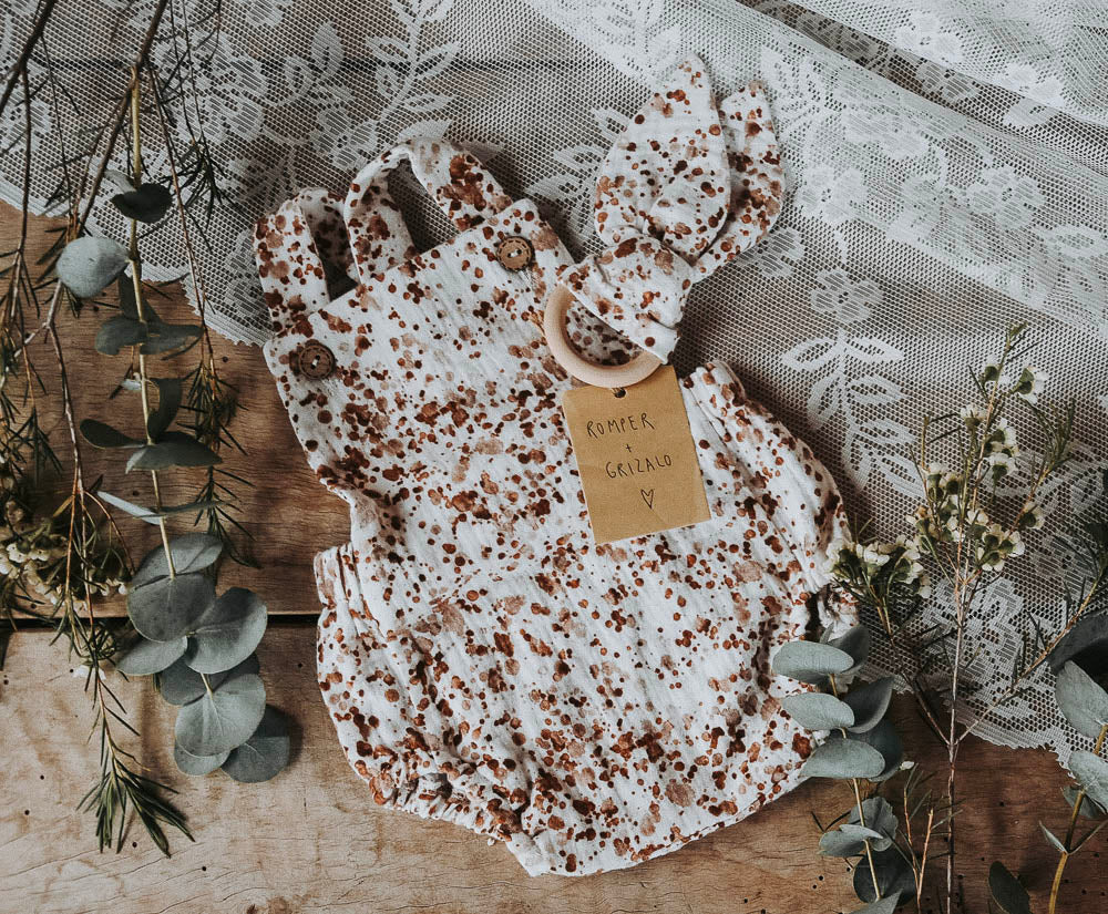 Strampler, Kranz und Geschenkgutschein für Neugeborenenfotografie