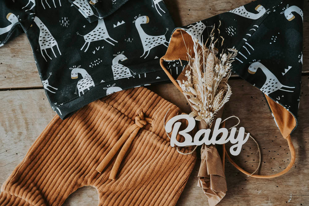 KINDERSET MIT BLUMENSTRAUß