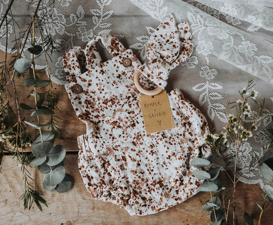 Strampler, Kranz und Geschenkgutschein für Neugeborenenfotografie