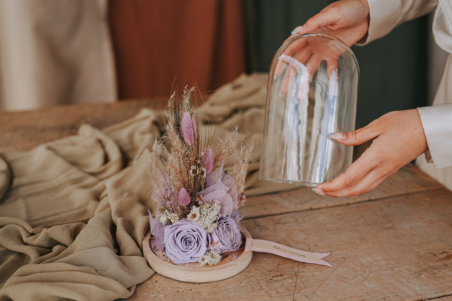 BLUMENFEE UNTER DER GLASKUPPEL Medium "Violett"