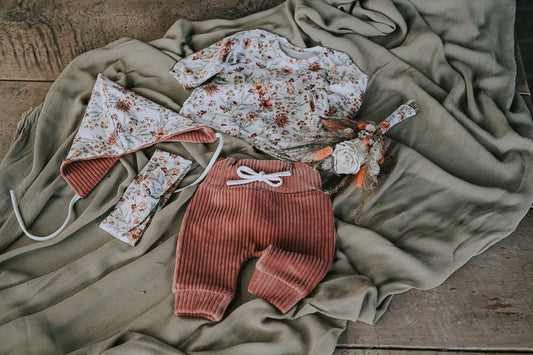KINDERSET MIT STRAUß UND HAARRIEMEN